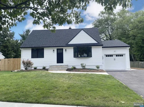 27 Clayton St, Hillsdale, NJ 07642