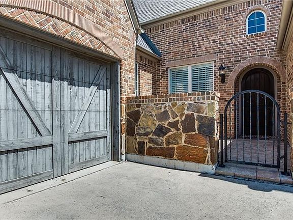 3rd image of 319 Paluxy Dr