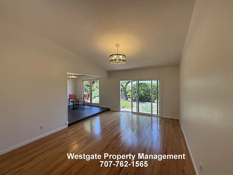 400 Smith Ct — Photo 14