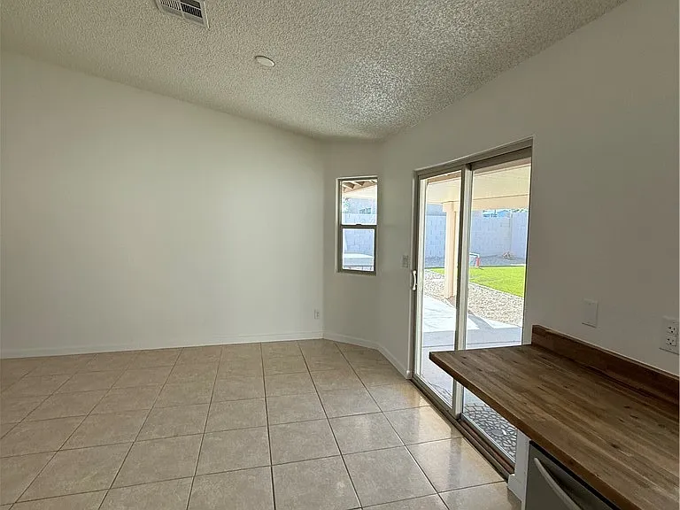 488 Chelsea Dr — Photo 7