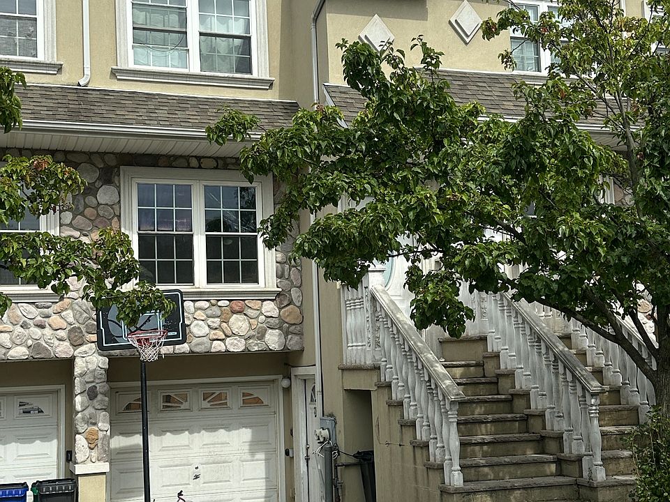 1st image of 220 Dartmouth Loop