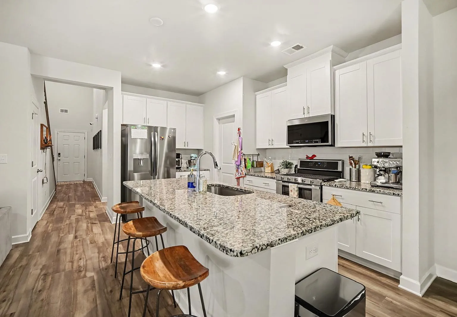 4 bed, 2208 sqft, $2,900 — Photo 3
