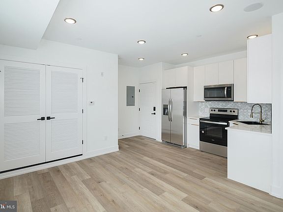 5th image of 2000 N Front St #14
