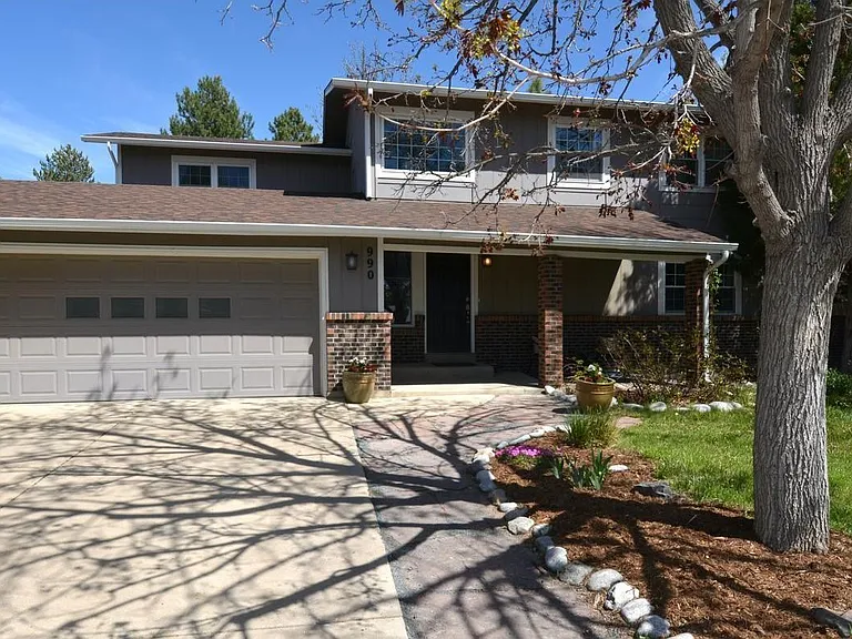 990 Sparta Dr — Photo 1