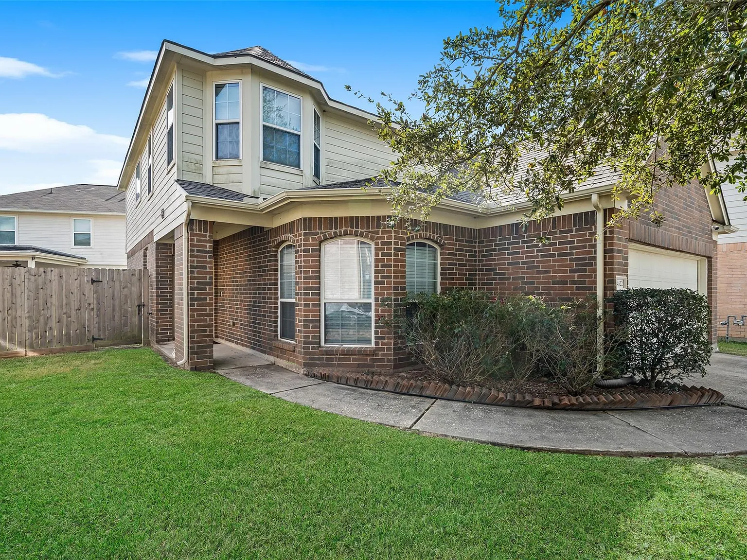 4 bed, 2.5 bath, 2384 sqft, $2,300 — Photo 2