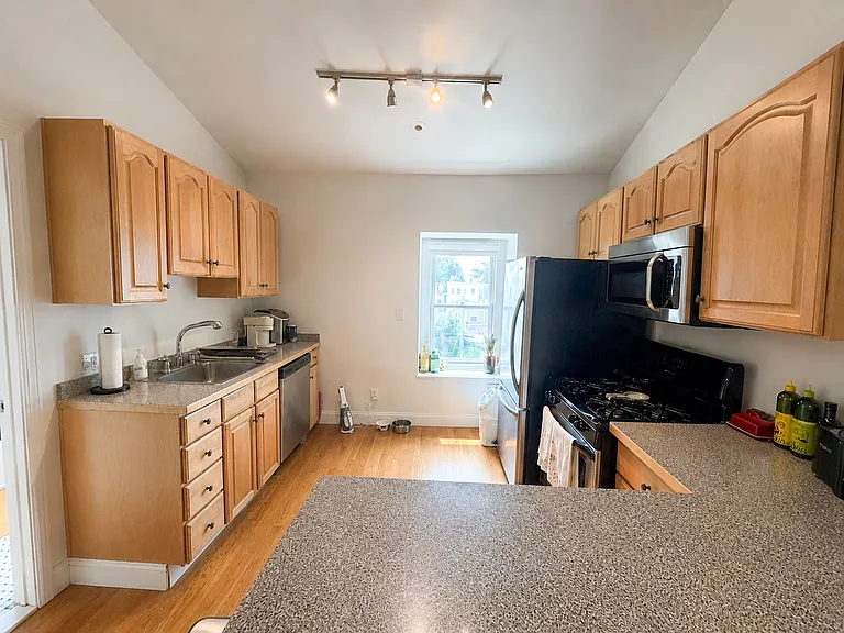 645 E 7th St #3 — Photo 2