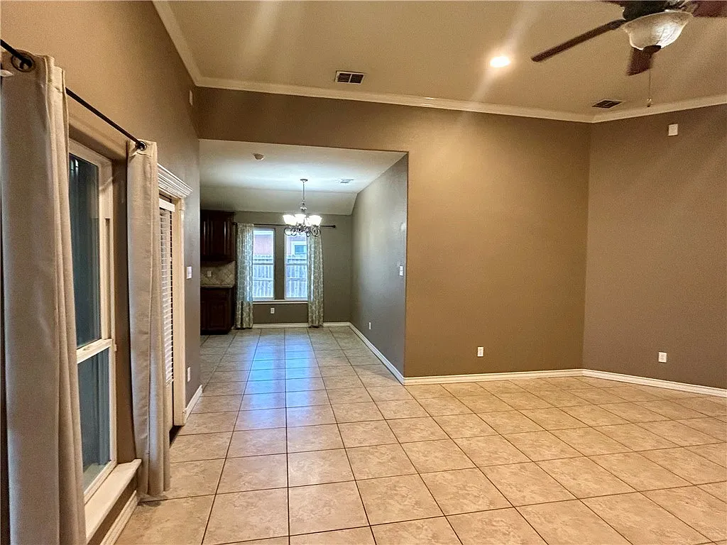 3 bed, 2.0 bath, 1585 sqft, $2,100 — Photo 3