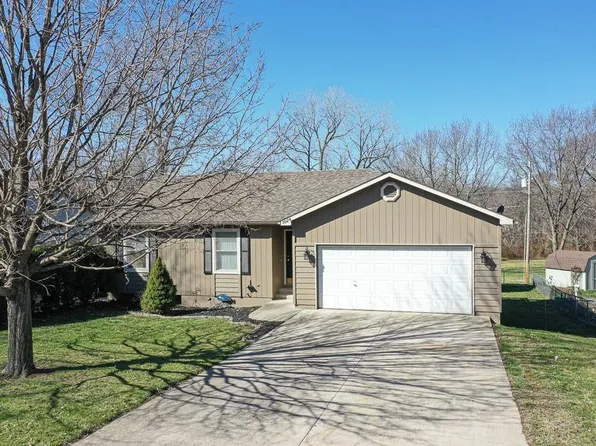 1024 S Bury St, Tonganoxie, KS 66086