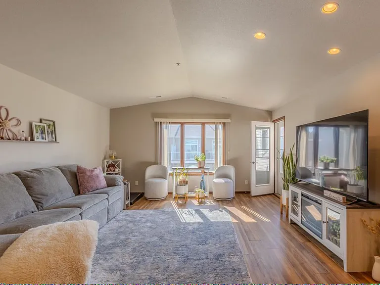 1770 E Calgary Ave — Photo 6
