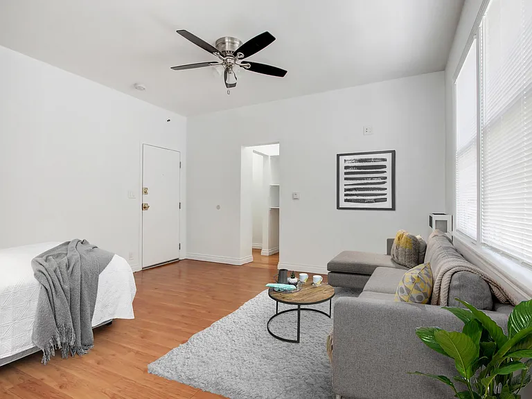 #305 Living/Bedroom