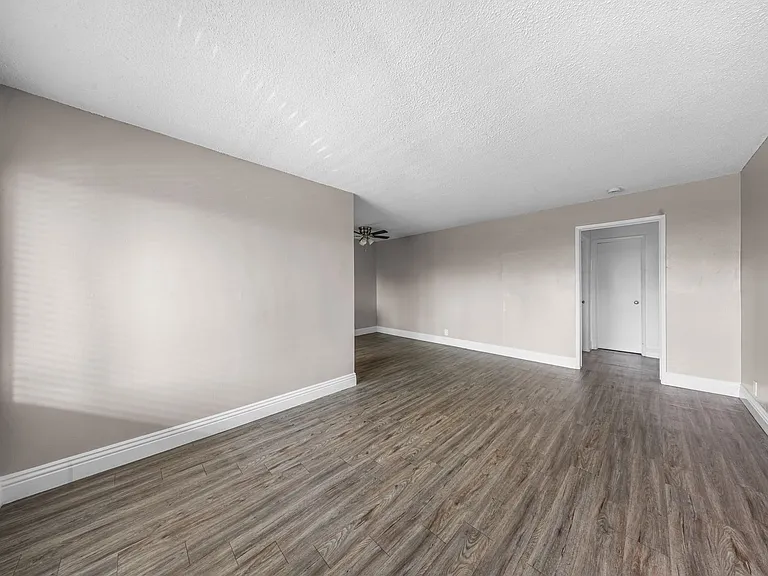 405 W 10th St — Photo 3