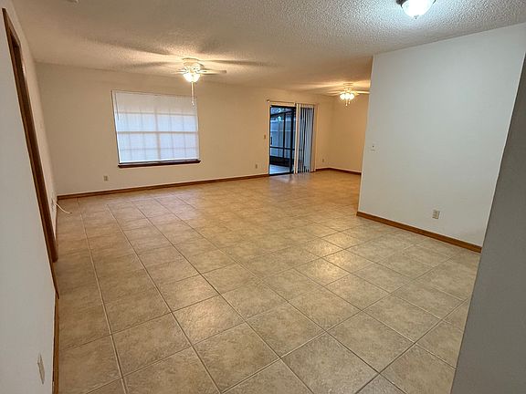 4th image of 1085 Oak Forest Cir
