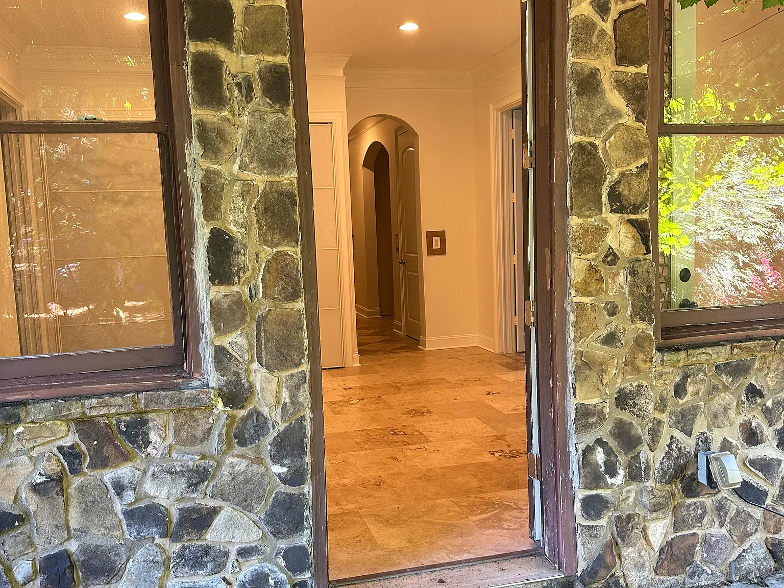 2 bed, 2500 sqft, $2,000 — Photo 2