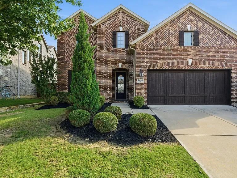 7452 Reverchon Dr — Photo 2
