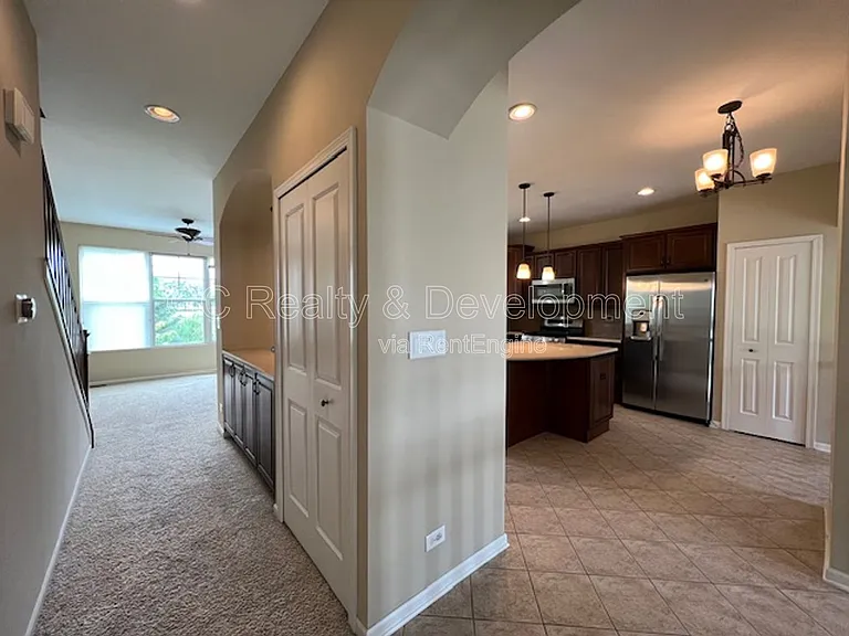 498 Grosvenor Ln — Photo 5