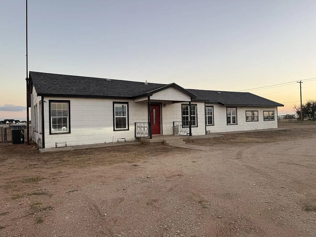 4 bed, 2.0 bath, 1944 sqft, $2,400 — Photo 1