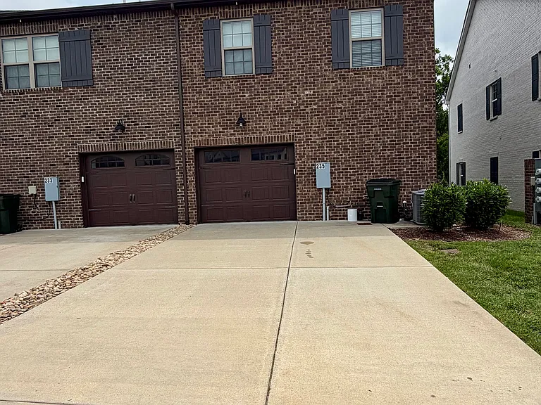 235 Claremont Ct — Photo 5