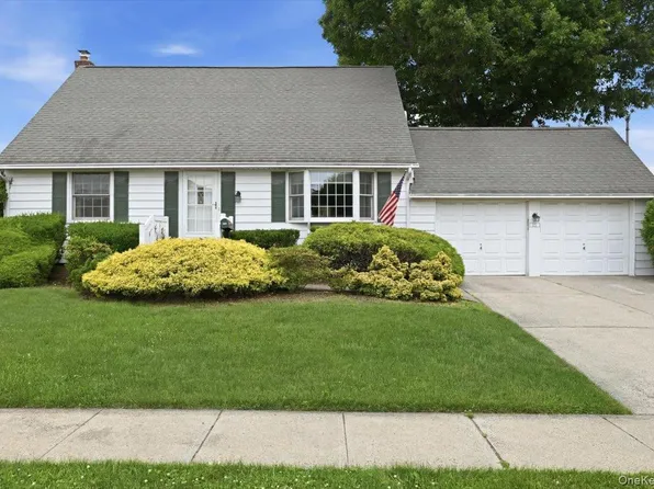 207 Sullivan Avenue, Farmingdale, NY 11735