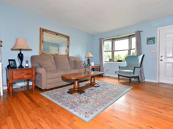 4th image of 1025 N Queens Ave