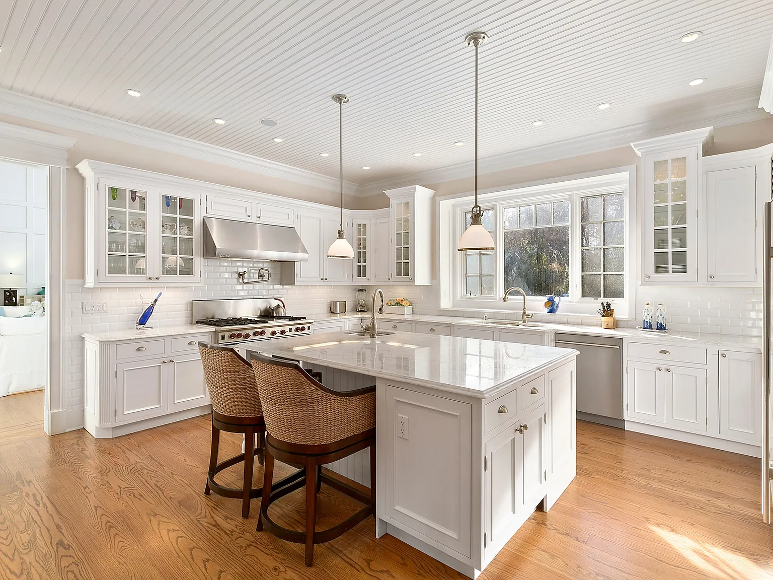 Lovely North Haven Traditional — Photo 3
