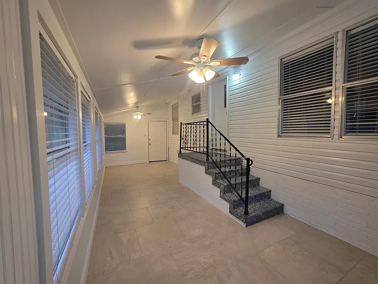 1051 Hawthorn St — Photo 13