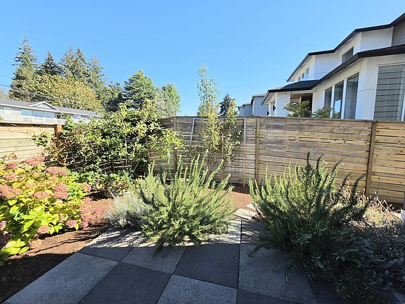 5th image of 1055 SE 75th Ct