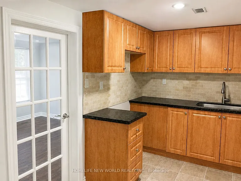 63 Lehar Cres — Photo 9