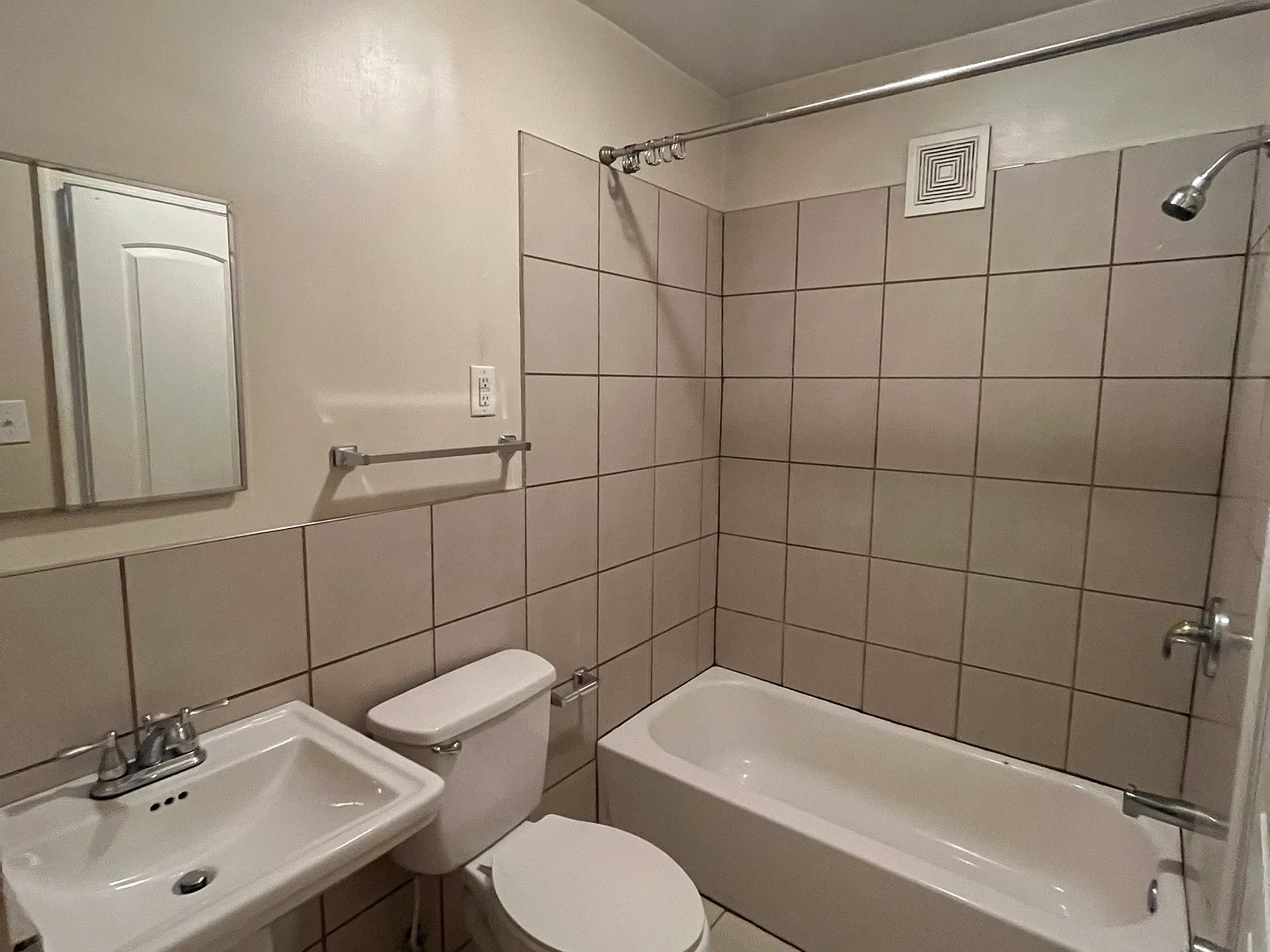 West Franklin Apts — Photo 4