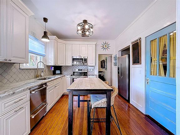 2nd image of 901 W Baker St