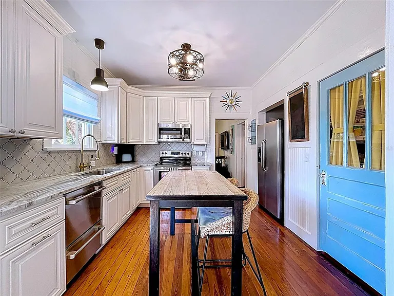901 W Baker St — Photo 2