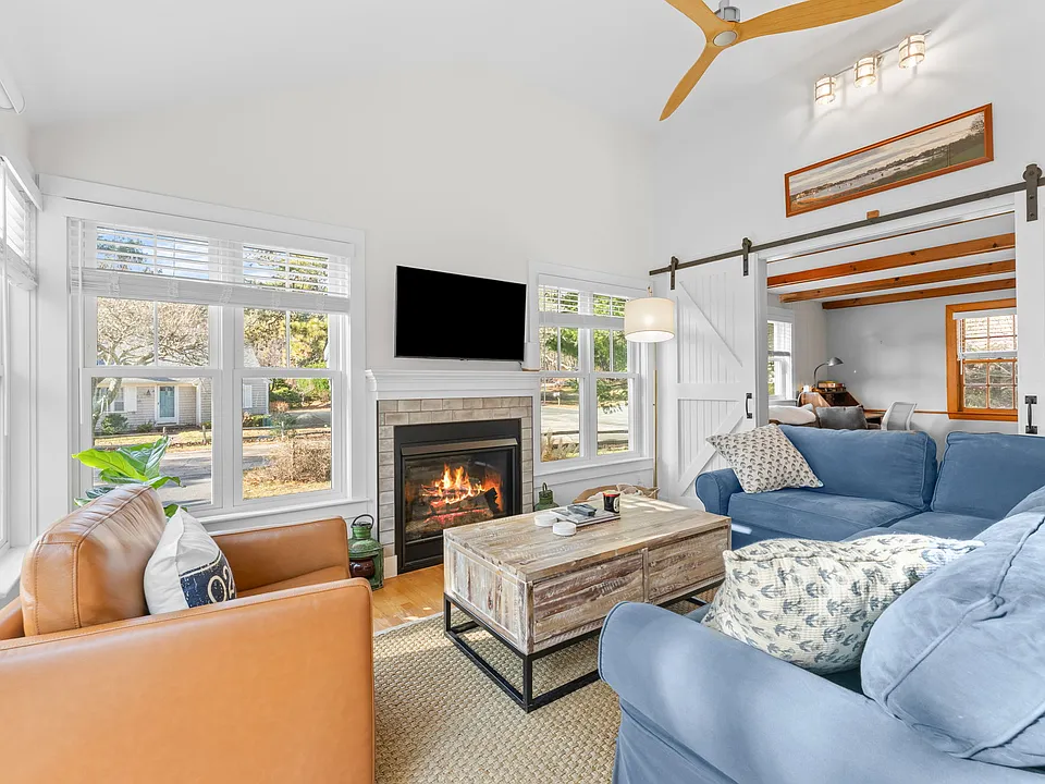 25 Robbins Rd