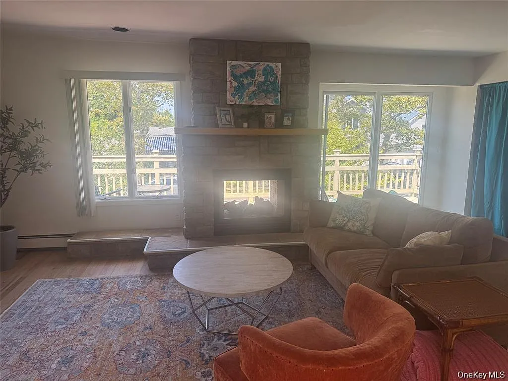 3 bed, 2.0 bath, 1600 sqft, $4,300 — Photo 3