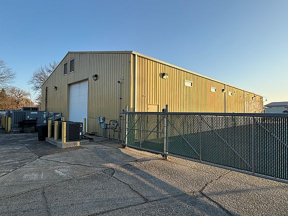 3rd image of 1104 E Main St