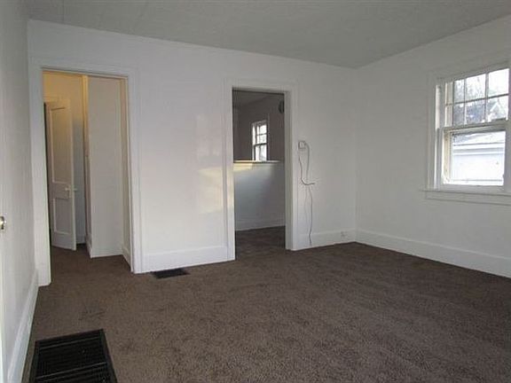 5th image of 844 Kensington Ave SW