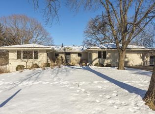 17850 Highland Ave, Deephaven, MN 55391