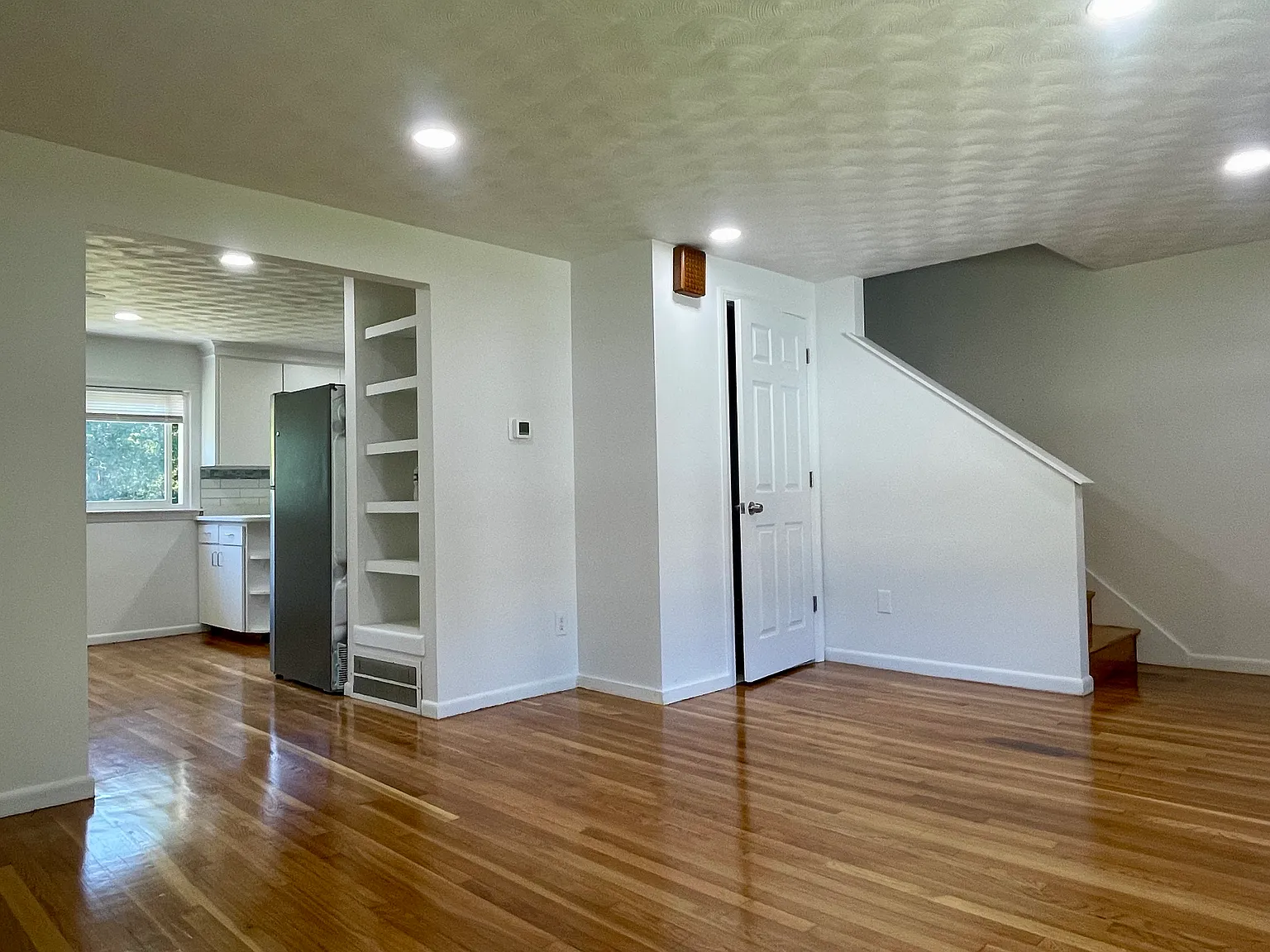3 bed, 1.5 bath, 1412 sqft, $2,900 — Photo 2
