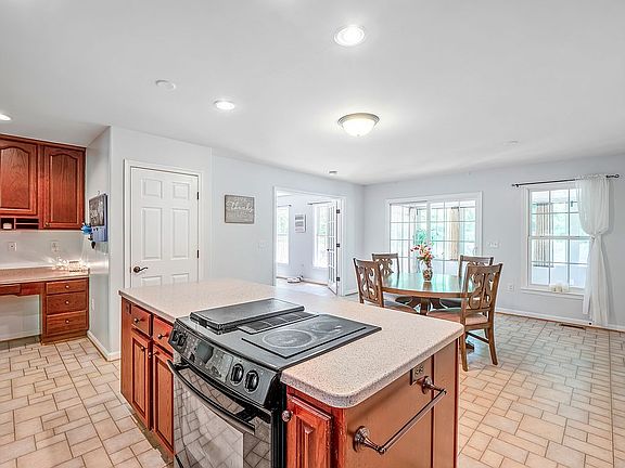 3rd image of 47 Kinsley Ln