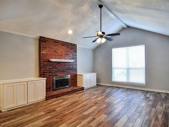3rd image of 2415 Crestview Dr