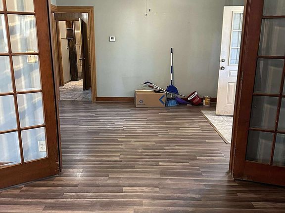 4th image of 217 W 6th St