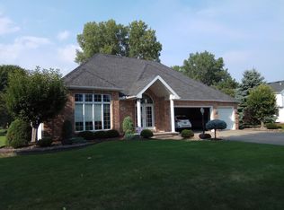 18 Bramble Rd, Williamsville, NY 14221