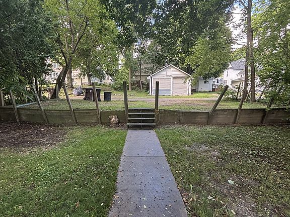 4th image of 326 Ives Ave