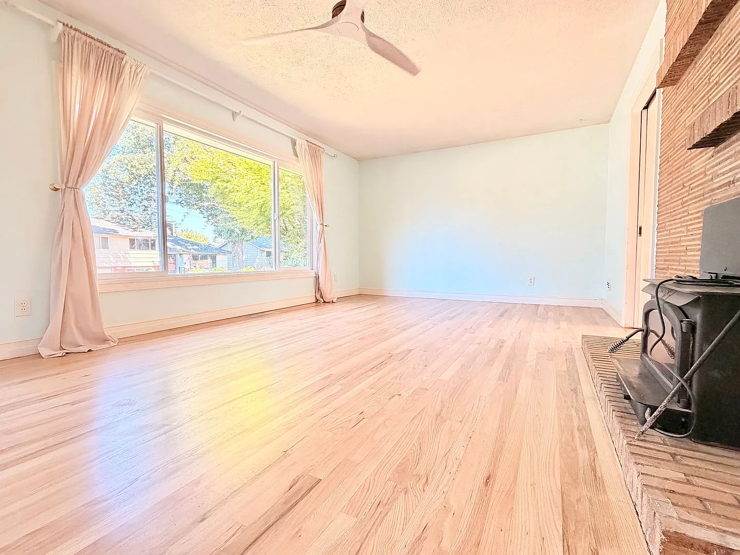 1/2 Month Free! Charming Updated Home, Refinished Hardwoods, Large Fenced Yard & More! — Photo 4