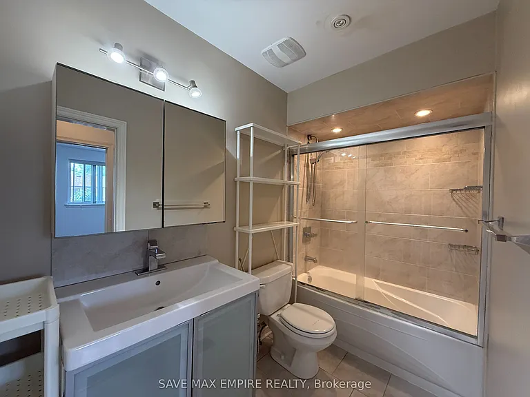 1560 Sandgate Cres — Photo 11