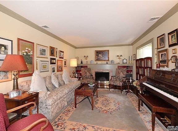 3rd image of 101 S Lewis Pl