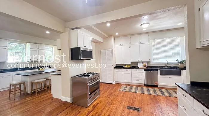 5 bed, 4.0 bath, 4328 sqft, $4,775 — Photo 2