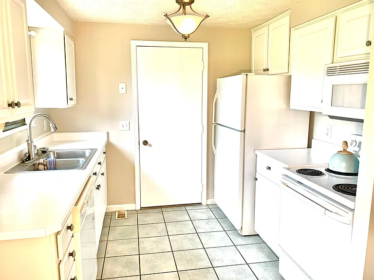 1891 Fernwood Pl — Photo 20