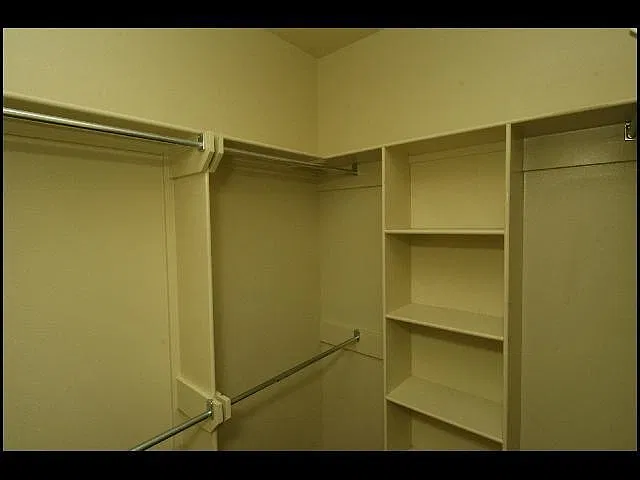 4 bed, 2.0 bath, 2595 sqft, $2,500 — Photo 2
