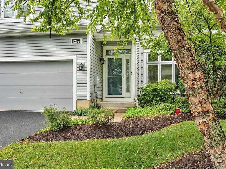1202 Champlain Dr — Photo 3