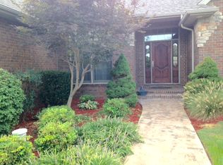 837 N Thornapple Ln, Springfield, MO 65802