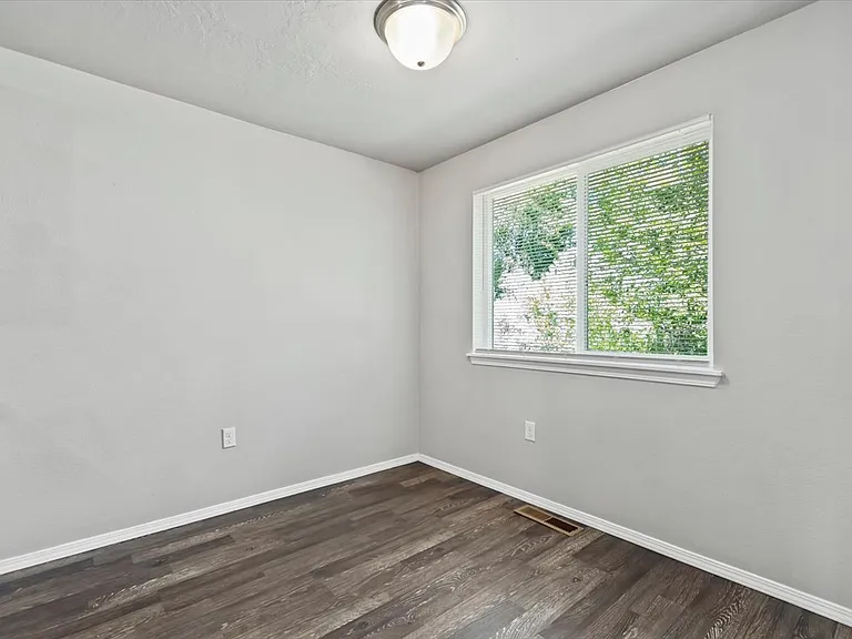 Creekside Apartments — Photo 2